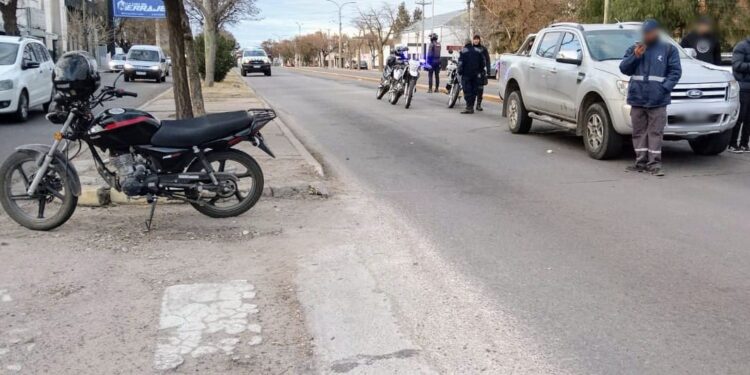 Un adolescente fue hospitalizado tras ser atropellado por una moto y rozado por una camioneta