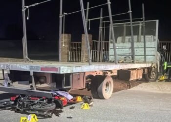 Un hombre falleció tras el choque entre una motocicleta y un camión