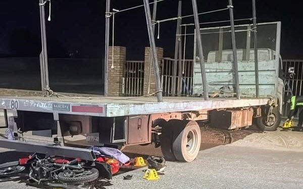 Un hombre falleció tras el choque entre una motocicleta y un camión