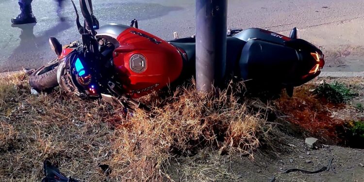Trágico accidente en moto – Un hombre falleció tras impactar contra un poste
