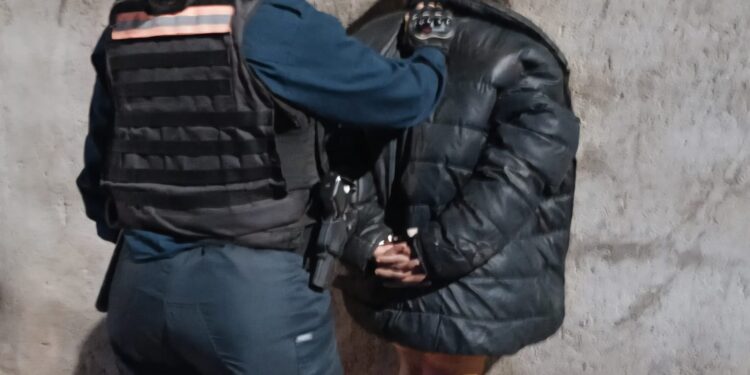 Demoraron a una mujer por sustraer un celular a un chofer de Uber