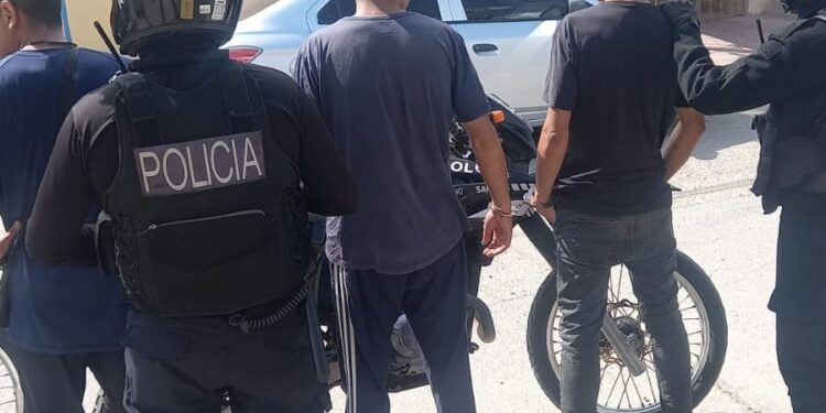 La Policía demoró a tres hermanos que causaron disturbios en la vivienda de su madre