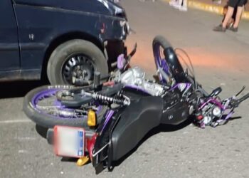 Una joven resultó con heridas graves tras el choque entre una moto y un auto