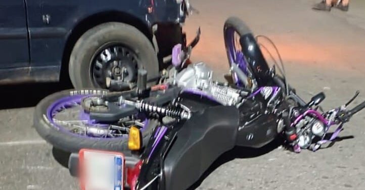 Una joven resultó con heridas graves tras el choque entre una moto y un auto