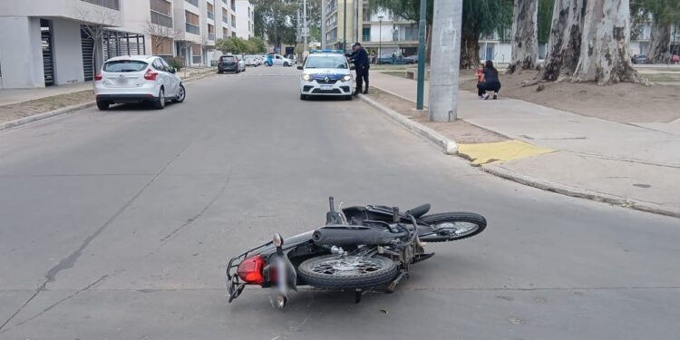 Una mujer y su hija resultaron heridas luego de un choque entre un automóvil y una motocicleta