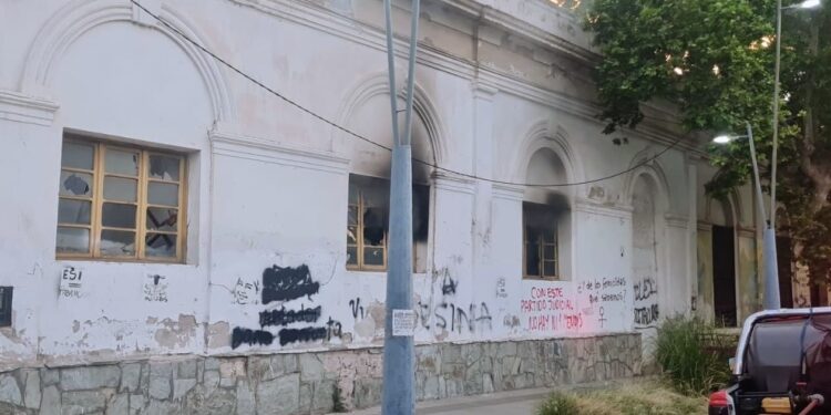 Sofocaron un incendio en la ex cárcel de mujeres, en pleno centro