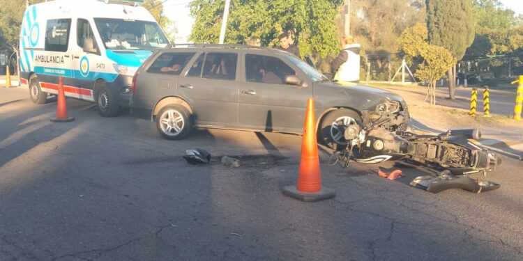 Un efectivo policial resultó lesionado tras el choque entre una moto y un automóvil