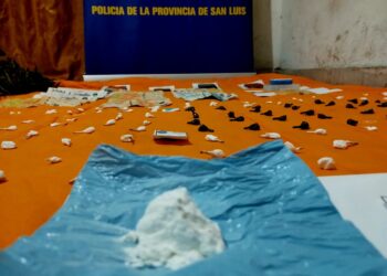 Incautan droga por un valor de 900 mil pesos y detienen a dos jóvenes de 22 años
