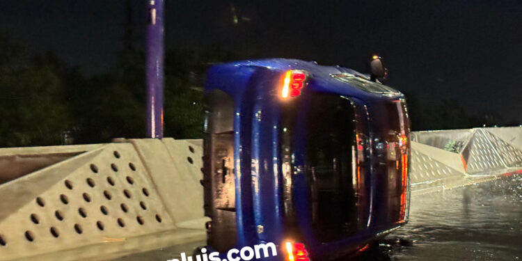 Impresionante accidente automovilístico: Puente Favaloro acceso a la colectora