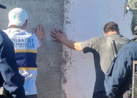 Agredieron a un policía y dañaron una moto. Terminaron detenidos