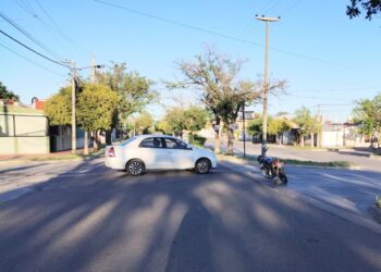 Un joven que iba como acompañante sufrió lesiones luego del choque entre una moto y un auto