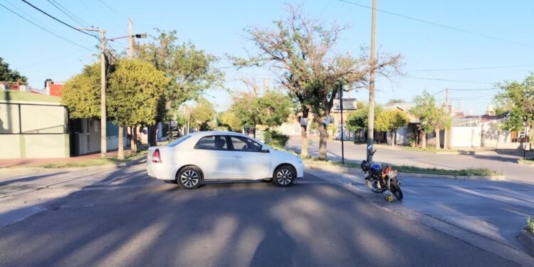 Un joven que iba como acompañante sufrió lesiones luego del choque entre una moto y un auto