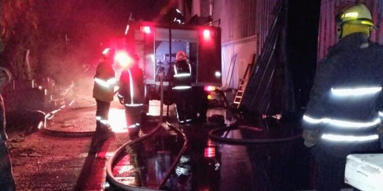 Un incendio en el predio de una fábrica del Parque Industrial Norte; una persona fue demorada