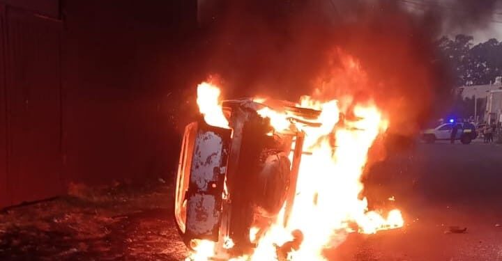Un disturbio entre varias personas terminó con un auto incendiado