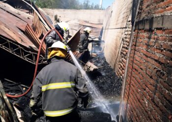 Controlaron un incendio en una maderera
