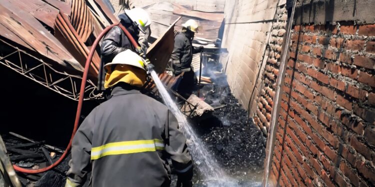 Controlaron un incendio en una maderera
