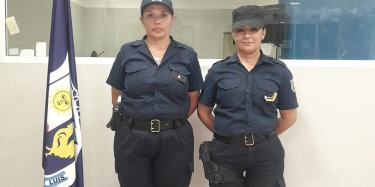 Efectivos policiales asistieron a una joven que dio a luz en la vía pública