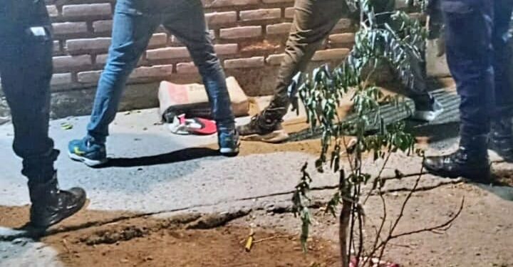 Dos jóvenes tenían en su poder bolsas de cemento de dudosa procedencia, fueron demorados al querer huir