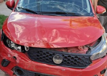 un hombre resultó lesionado tras un choque entre dos autos y una bicicleta; el conductor que provocó el accidente se dio a la fuga y luego dio positivo en el alcotest