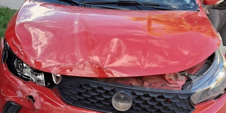 un hombre resultó lesionado tras un choque entre dos autos y una bicicleta; el conductor que provocó el accidente se dio a la fuga y luego dio positivo en el alcotest