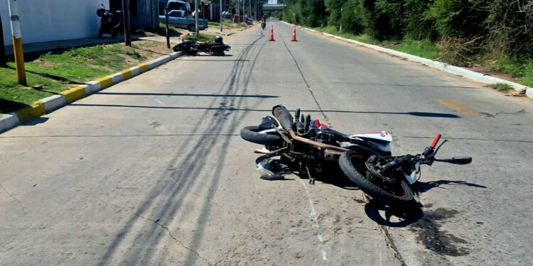 Dos motocicletas chocaron y una mujer embarazada terminó golpeada