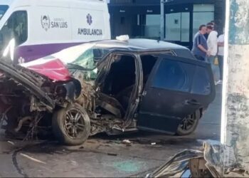 Fuerte choque contra un poste: Un herido