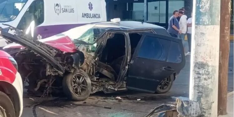 Fuerte choque contra un poste: Un herido