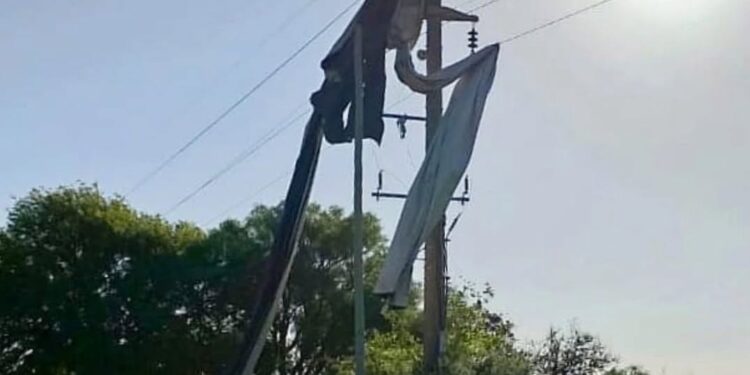 Un silo bolsa voló con el viento y causó problemas eléctricos en la zona sur