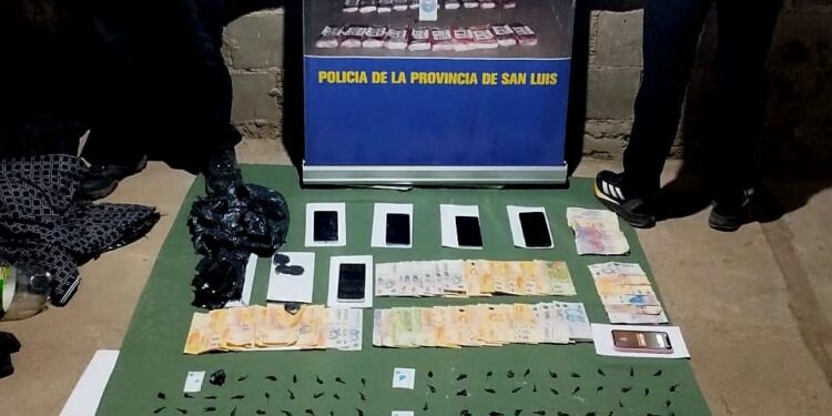 Detuvieron a dos mujeres e incautaron más de 500 mil pesos en droga
