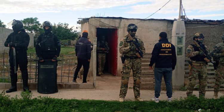 La Policía realizó allanamientos en el barrio La República por hechos de violencia con armas de fuego