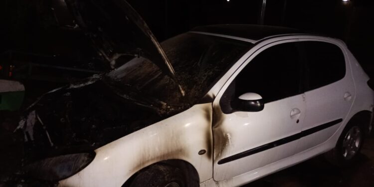 Un auto se incendió en calle Belgrano. Debieron intervenir los bomberos