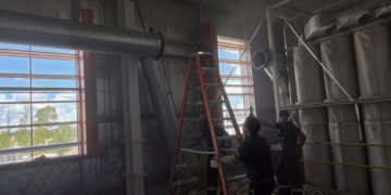 Bomberos intervinieron en un incendio estructural en la fábrica Kimberly-Clark