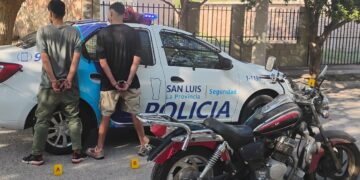 La Policía recuperó una motocicleta que había sido robada y por el hecho demoró a dos sujetos