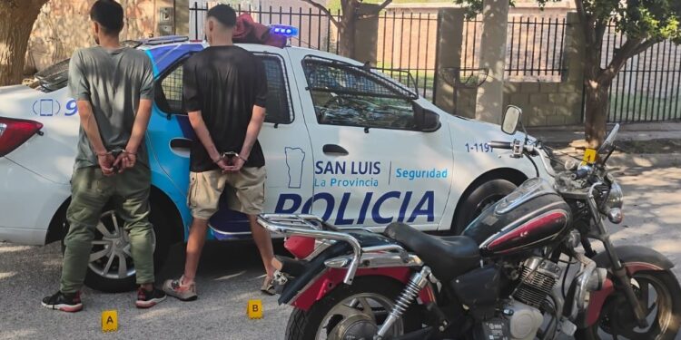 La Policía recuperó una motocicleta que había sido robada y por el hecho demoró a dos sujetos