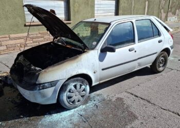 Bomberos de la Policía sofocaron el incendio de un vehículo