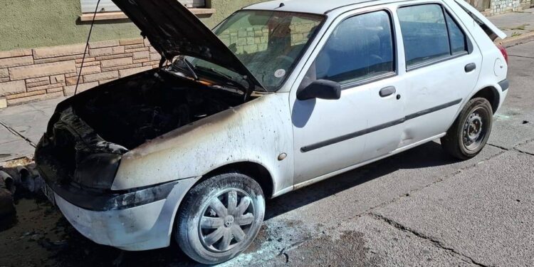 Bomberos de la Policía sofocaron el incendio de un vehículo