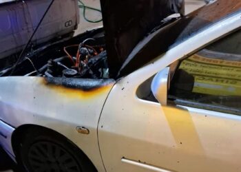 Sofocaron el incendio de un vehículo en el barrio Los Paraísos