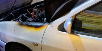 Sofocaron el incendio de un vehículo en el barrio Los Paraísos