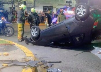 Un hombre y una adolescente resultaron lesionados tras el vuelco de un automóvil