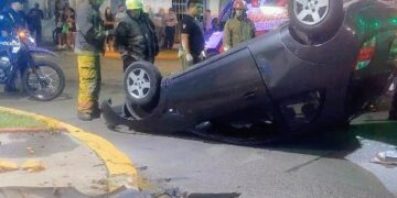 Un hombre y una adolescente resultaron lesionados tras el vuelco de un automóvil