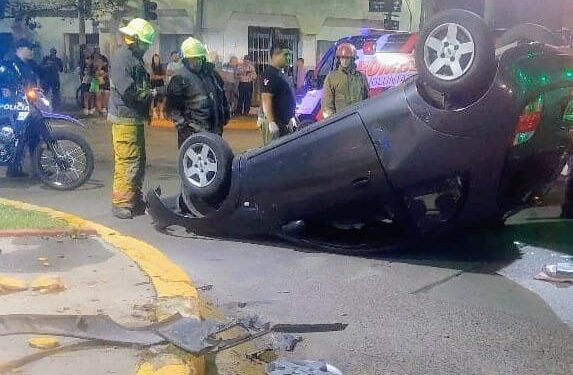 Un hombre y una adolescente resultaron lesionados tras el vuelco de un automóvil