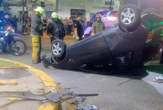 Un hombre y una adolescente resultaron lesionados tras el vuelco de un automóvil