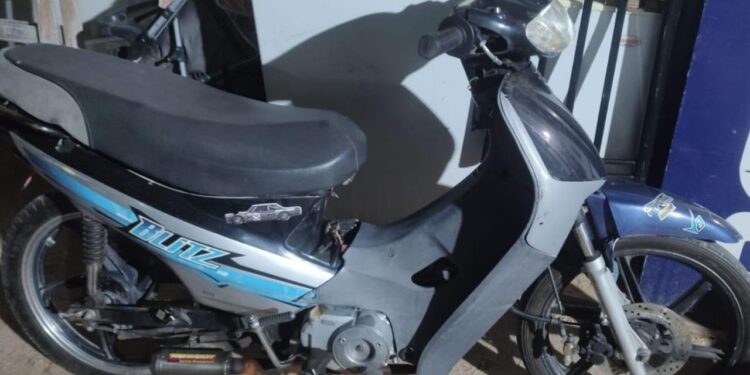 Secuestran una moto a una joven por realizar maniobras peligrosas y ruidos molestos con el escape libre en el barrio 500 viviendas norte