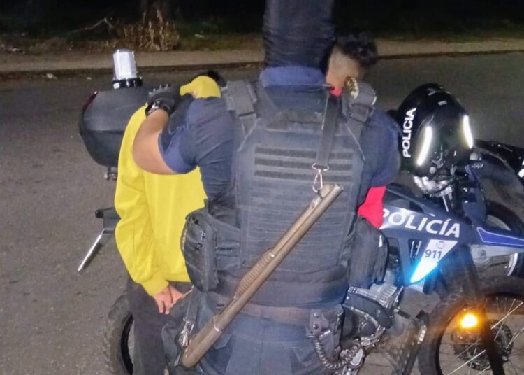 Quisieron robarle a un delivery . Fueron demorados