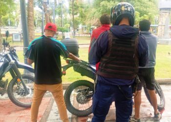 Demoran a tres hombres por exigir dinero a conductores en inmediaciones de Plaza Pringles