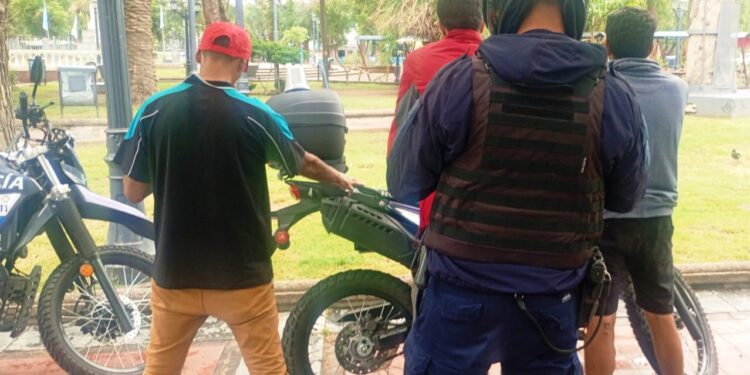 Demoran a tres hombres por exigir dinero a conductores en inmediaciones de Plaza Pringles