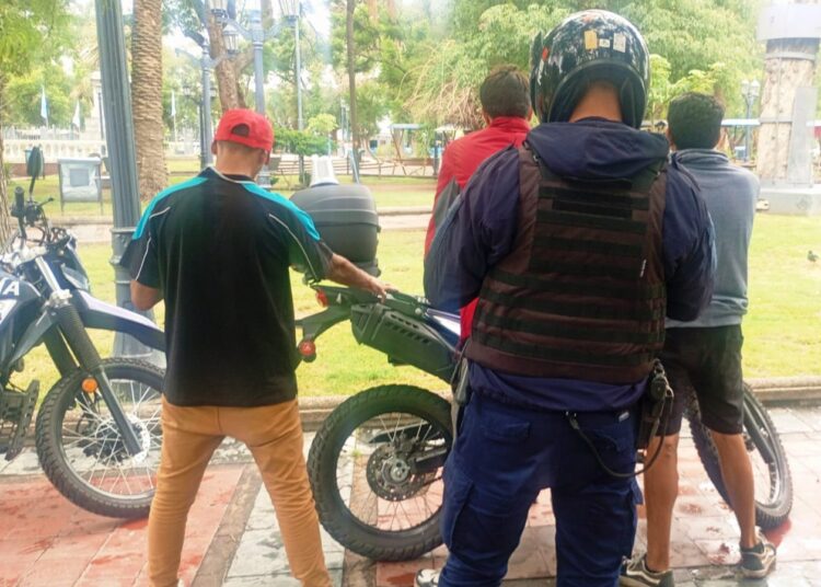 Demoran a tres hombres por exigir dinero a conductores en inmediaciones de Plaza Pringles