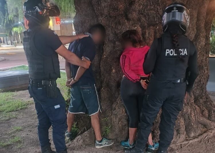 Demoraron a dos personas que realizaban tareas de “trapitos” e intentaron agredir a efectivos policiales