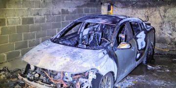 Otro auto que se incendia dentro de un garage