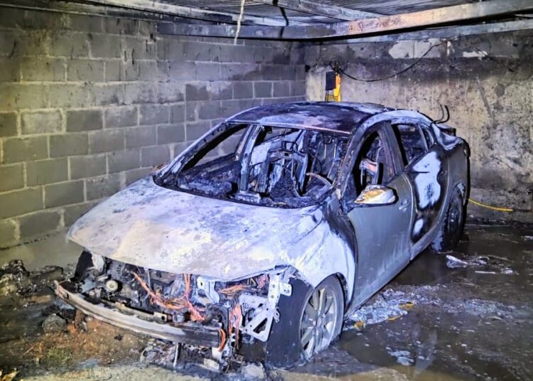 Otro auto que se incendia dentro de un garage